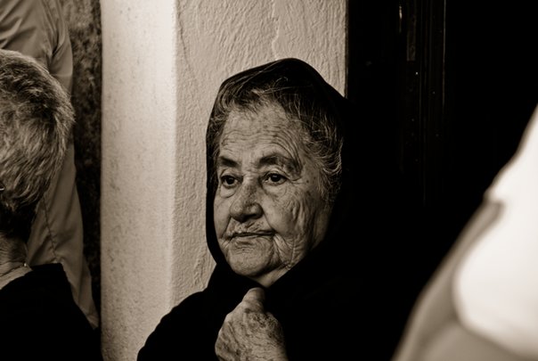 donna anziana durante la corsa degli scalzi 1.jpg