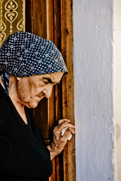 donna anziana durante la corsa degli scalzi 2.jpg