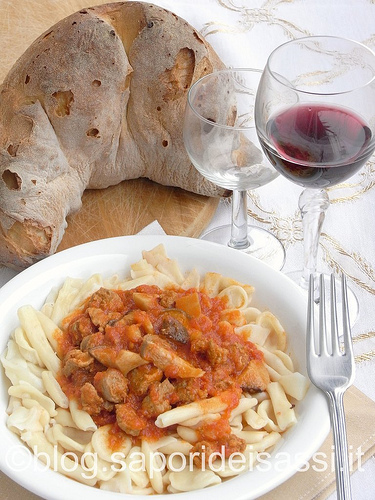 Pasta mista con sugo di funghi cardoncelli e salsiccia.jpg