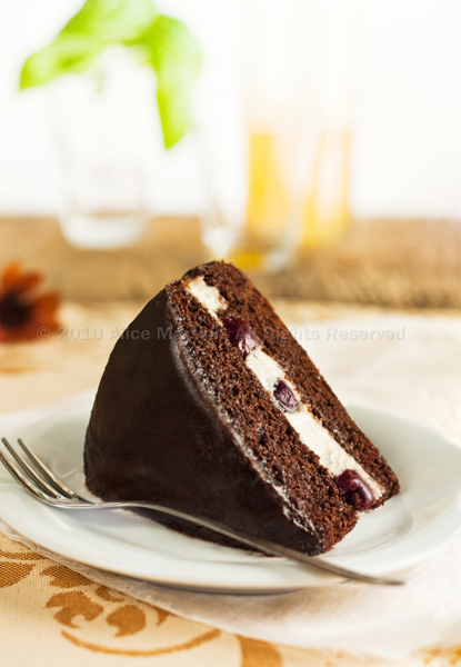 Torta al cioccolato mandorle e amarene.jpg