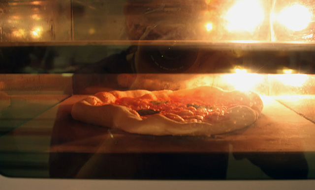 Pizza in cottura (small).jpg