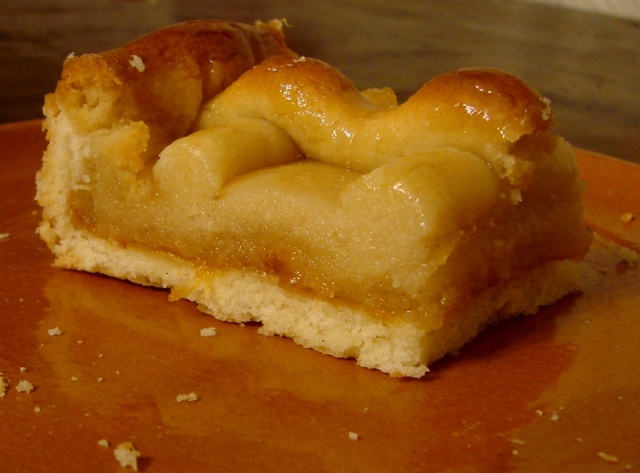 Crostata alla pasta di mandorle fetta.JPG