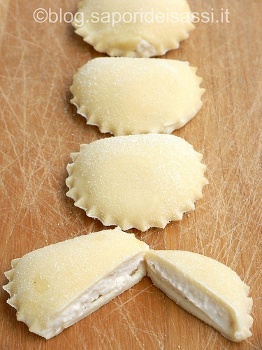 Calzoni di ricotta dolce.jpg