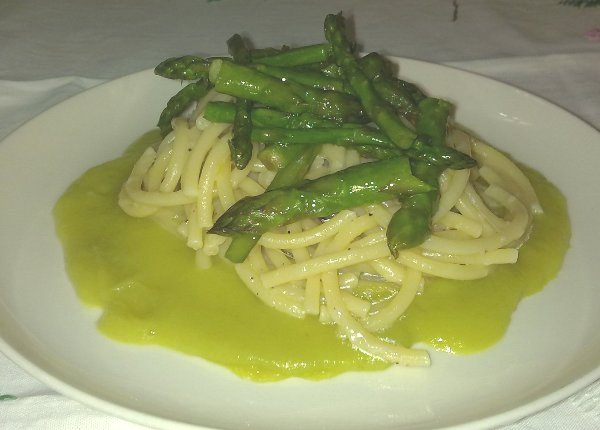 Bucatini cacio pepe ed asparagi.jpg