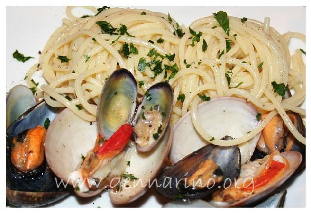 spaghetti ai frutti di mare, cozze vongole e fasolare