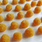 Vi siete mai chiesti Come usare le bucce di arancia? Eccovi un modo molto particolare ed interessante: trasformarle in squisiti dolcetti al sapore di arancia candita