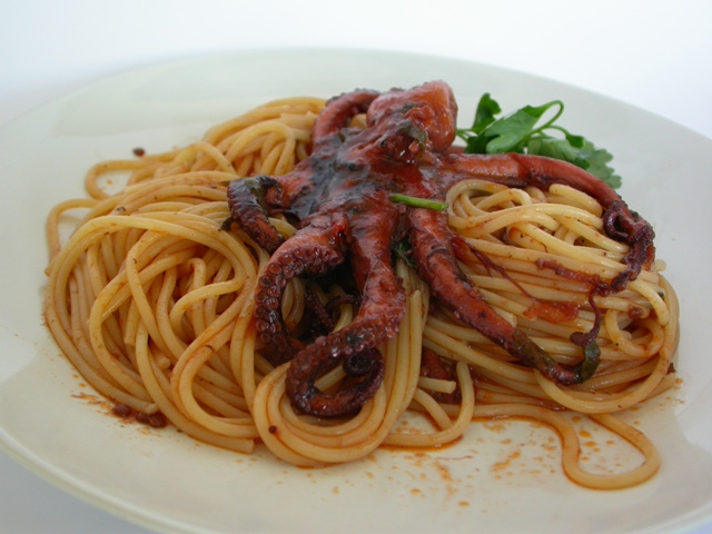 Spaghetti con polpo alla luciana