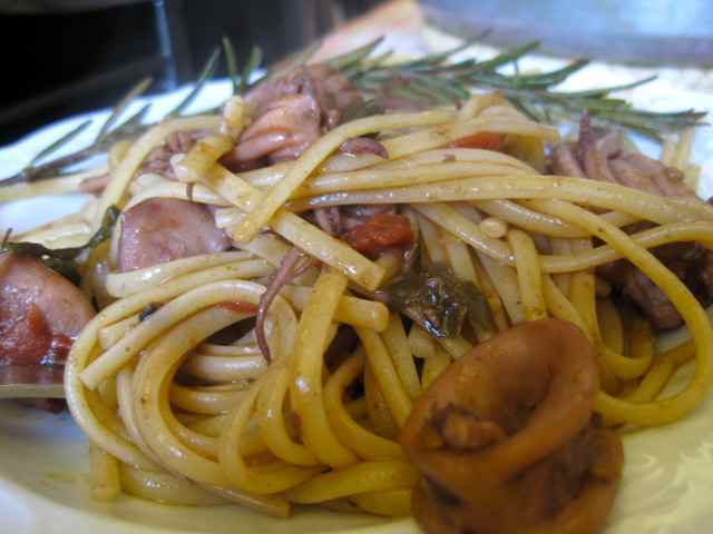 Linguine ai totani, capperi e rosmarino