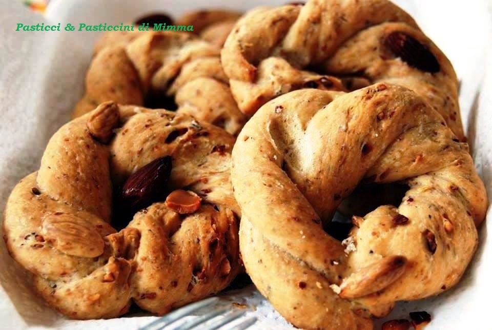 Taralli n'zogna e pepe (taralli strutto pepe e mandorle)