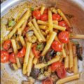 ziti spezzati con melanzane, pomodorini e crema di provolone.