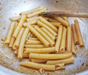 ziti spezzati con melanzane, pomodorini e crema di provolone.