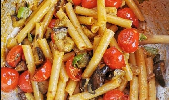ziti spezzati con melanzane, pomodorini e crema di provolone.