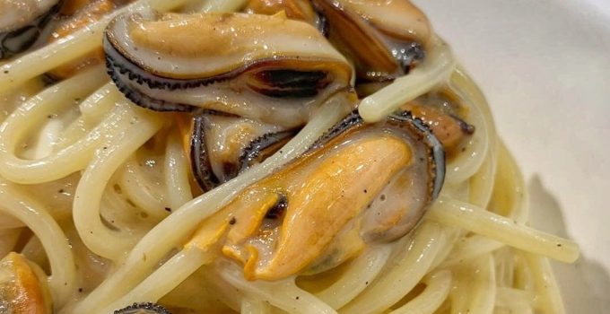 Ricetta degli spaghetti cacio pepe e cozze