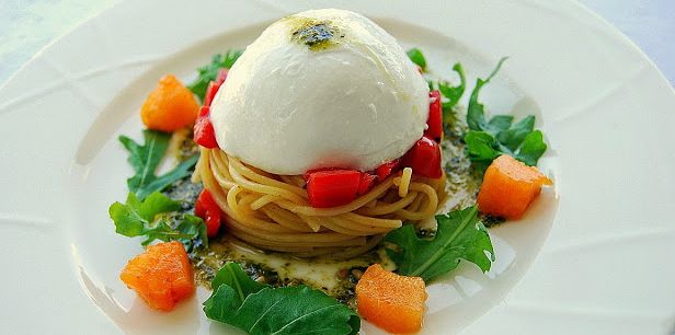 Spaghetti di Gragnano con cupola di mozzarella di bufala campana DOP
