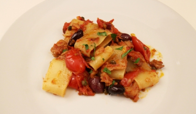 Calamarata con baccalà e pomodorini del piennolo