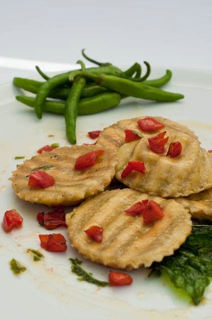 Ravioli bicolore con peperoncini verdi