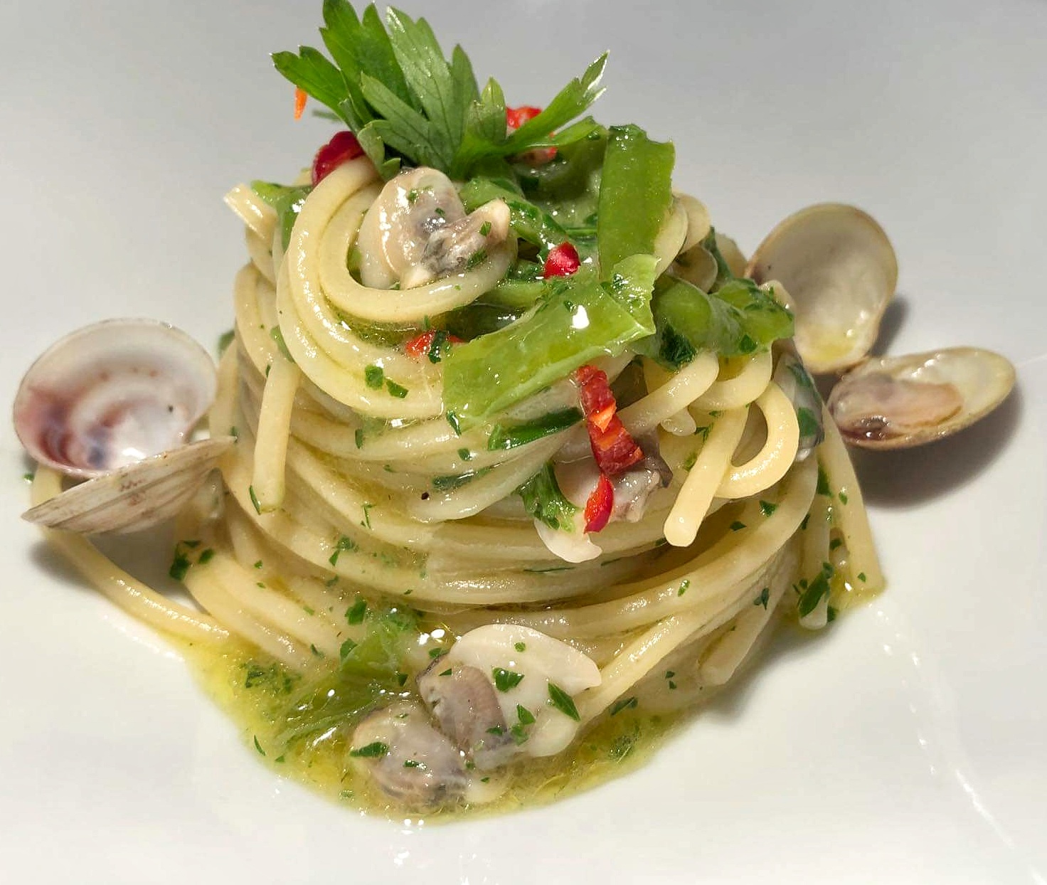 Spaghetti, lupini e peperoncini verdi